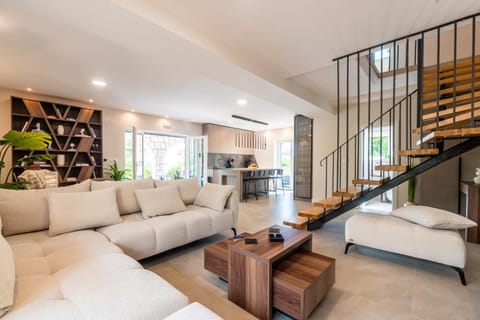 Bathroom, Seating area, kitchen