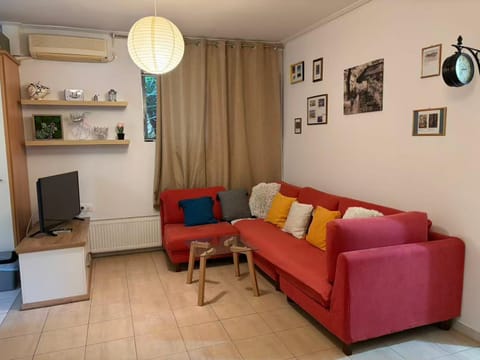 Cozy lower ground floor apartment by Sea and Tram Apartment in Alimos