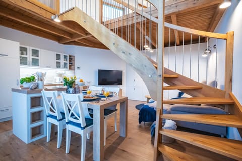 Communal lounge/ TV room, TV and multimedia, Living room, Seating area, Dining area, Evening entertainment