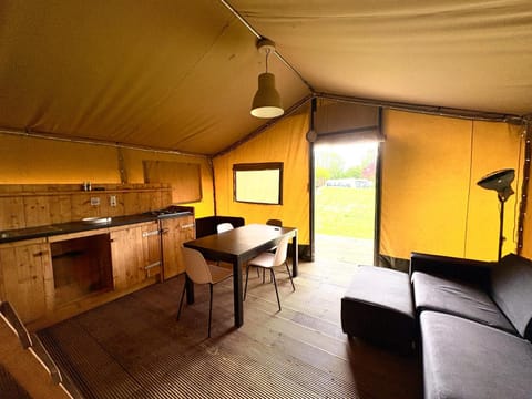Kitchen or kitchenette, Living room, Seating area, Dining area