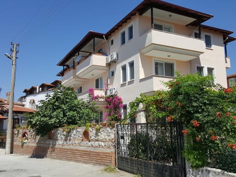 Nearby landmark, Facade/entrance, Neighbourhood, Natural landscape, Decorative detail, Floor plan, City view, Garden view, Landmark view, Mountain view, Street view, Area and facilities