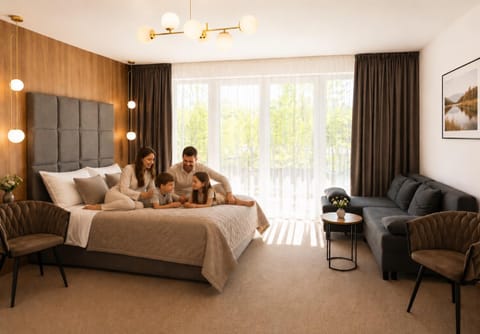 Bed, People, Living room, Photo of the whole room, Seating area, Bedroom, group of guests