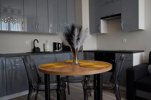 Coffee/tea facilities, Kitchen or kitchenette, Dining area, stove
