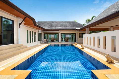 Property building, Day, Pool view, Swimming pool, Swimming pool