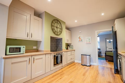 Kitchen or kitchenette, oven