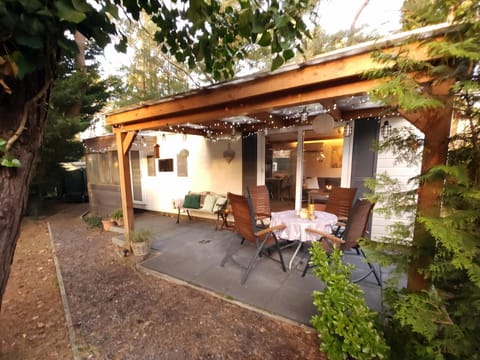 Property building, Facade/entrance, Garden, Balcony/Terrace, Dining area, Garden view