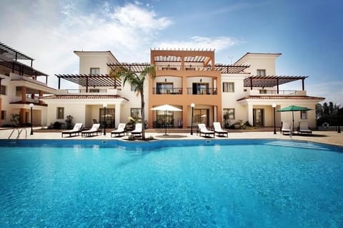 Property building, Patio, Day, Pool view, Swimming pool, sunbed