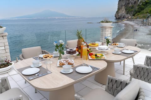 Restaurant/places to eat, Food and drinks, Dining area, Sea view