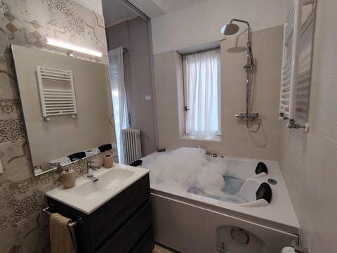 Hot Tub, Bathroom