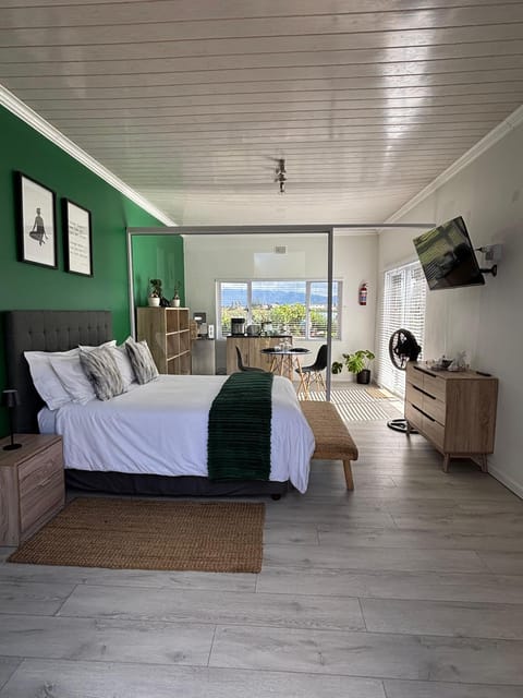 Bed, TV and multimedia, Photo of the whole room, Seating area, Dining area, Bedroom