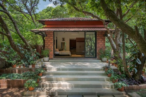 Property building, Facade/entrance, Day