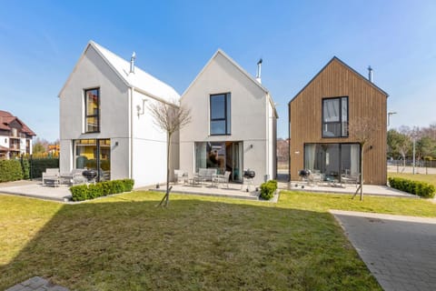 Property building, Spring, Day, Neighbourhood