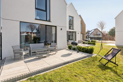Property building, Spring, BBQ facilities, Garden, Seating area, Garden view, Location, sunbed