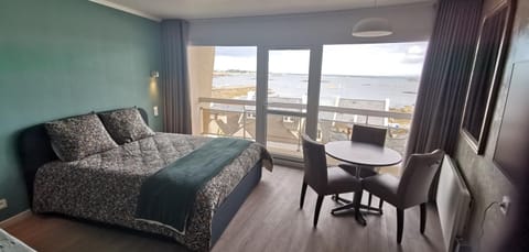 Photo of the whole room, Bedroom, Sea view