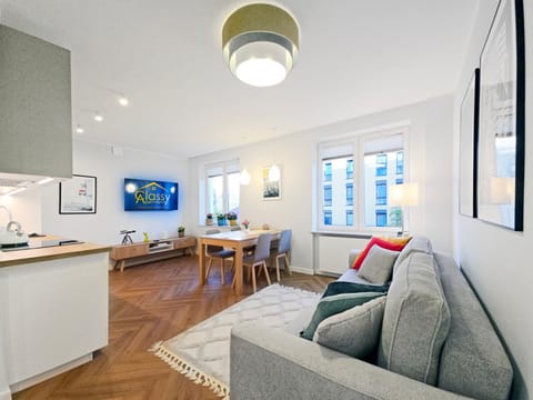 TV and multimedia, Kitchen or kitchenette, Seating area, oven, stove