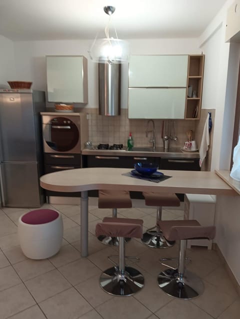 Kitchen or kitchenette, Dining area, dishwasher, stove