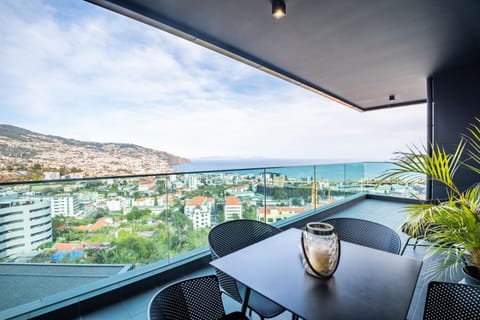 View (from property/room), Balcony/Terrace, City view, Sea view