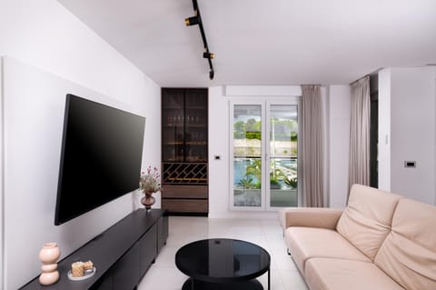 Living room, City view, Sea view