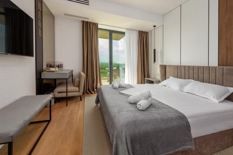 Bed, TV and multimedia, Photo of the whole room, Bedroom, towels