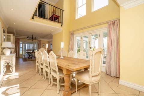 Living room, Decorative detail, Dining area
