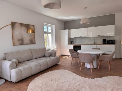 Kitchen or kitchenette, Living room, Seating area, Dining area, pet friendly, stove