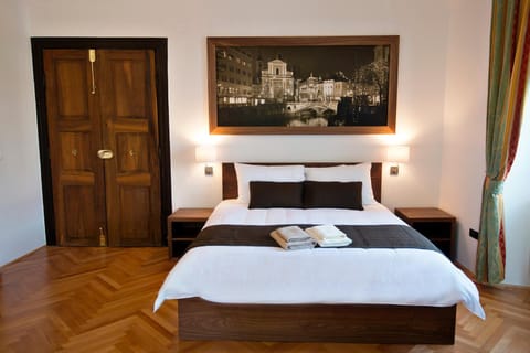 Bed, Photo of the whole room, Bedroom, River view, towels