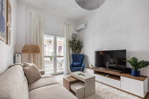 TV and multimedia, View (from property/room), Living room, Decorative detail, Seating area, air conditioner