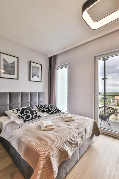 Bed, Photo of the whole room, towels