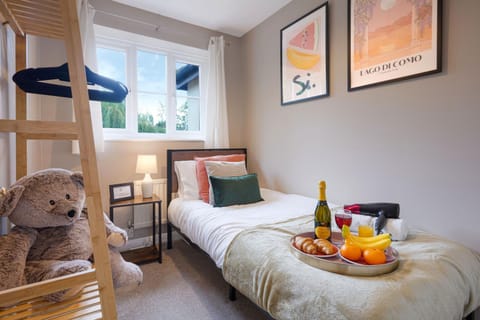 Bed, Photo of the whole room, Bedroom