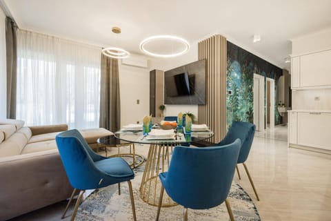 TV and multimedia, Living room, Seating area, Dining area