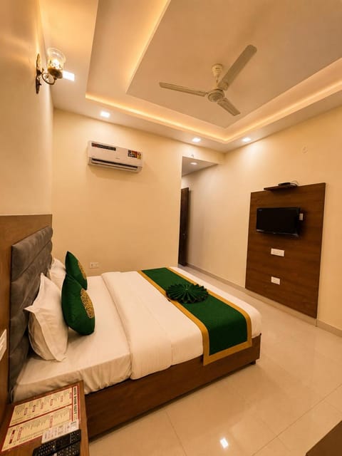 Bed, Photo of the whole room, Bedroom, fireplace, air conditioner