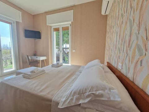 Bed, TV and multimedia, Photo of the whole room, Bedroom