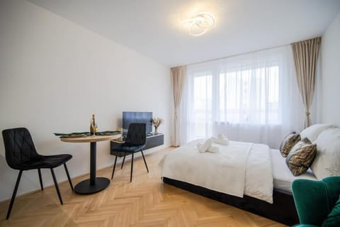 Bed, TV and multimedia, Photo of the whole room, Seating area, Bedroom