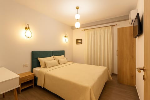 Bed, TV and multimedia, Photo of the whole room, Bedroom, wardrobe