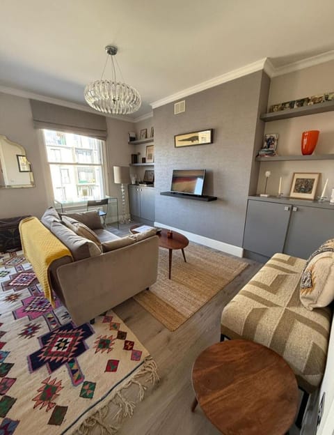 Photo of the whole room, Seating area