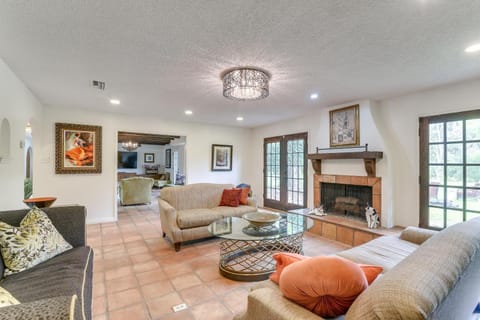 2 Mi to Dtwn Spacious Angleton Home with Courtyard! House in Alvin