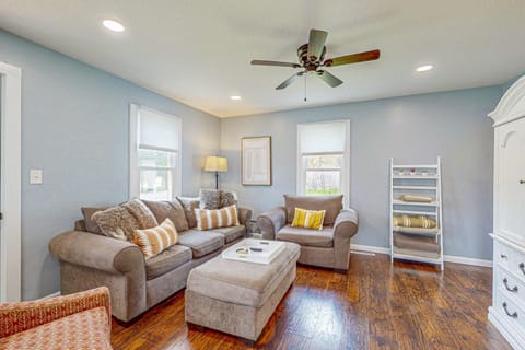 River Beach Cottage House in Bellaire