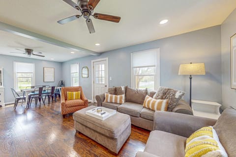 River Beach Cottage House in Bellaire