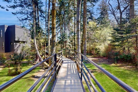 Kineth Point Coastal Retreat House in Whidbey Island
