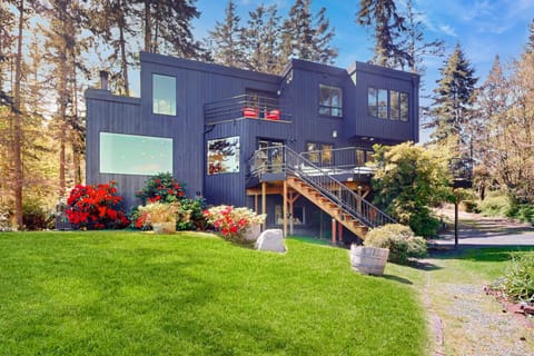 Kineth Point Coastal Retreat House in Whidbey Island
