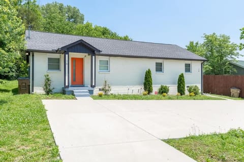 The Carpe Diem Cottage by Stay Local Nashville House in Nashville