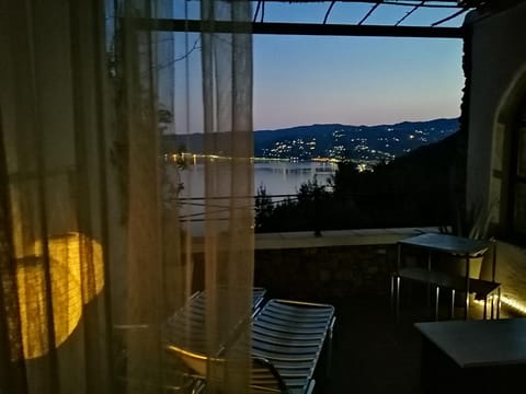 Night, Natural landscape, View (from property/room), Balcony/Terrace, Dining area, Sea view