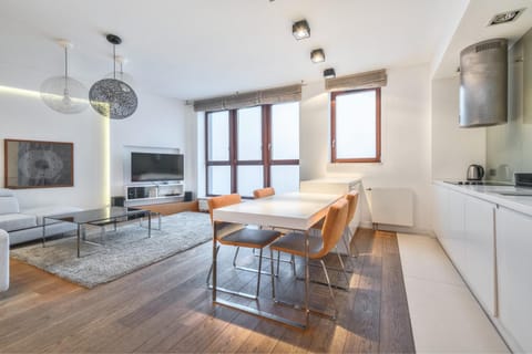 TV and multimedia, Kitchen or kitchenette, Living room, Seating area, Dining area