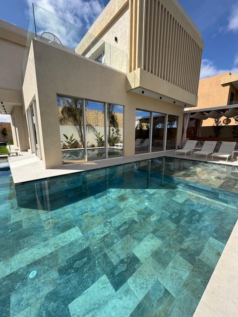 Property building, Swimming pool, Swimming pool, sunbed