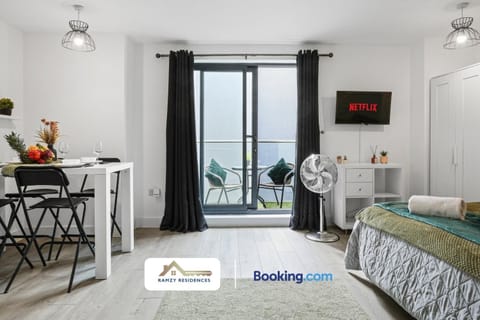Bed, Dining area