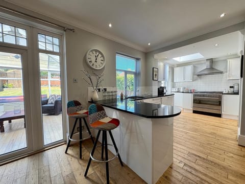 Whitley Family Retreat, Fabulous extended home House in Whitley Bay