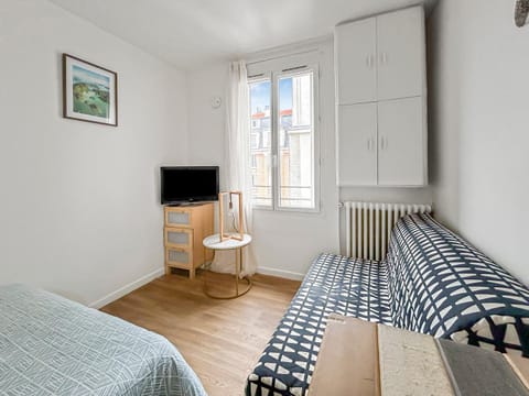 Bed, TV and multimedia, Living room