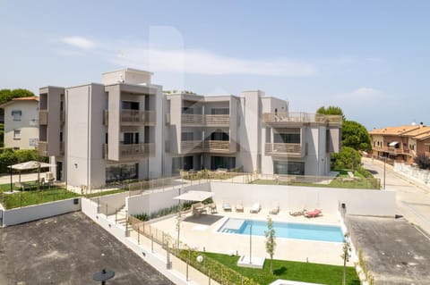 Property building, Day, Pool view, Swimming pool, sunbed