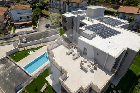 Property building, Day, Bird's eye view, Pool view, Street view, Swimming pool, sunbed