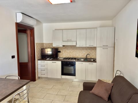 Kitchen or kitchenette, Dining area, oven